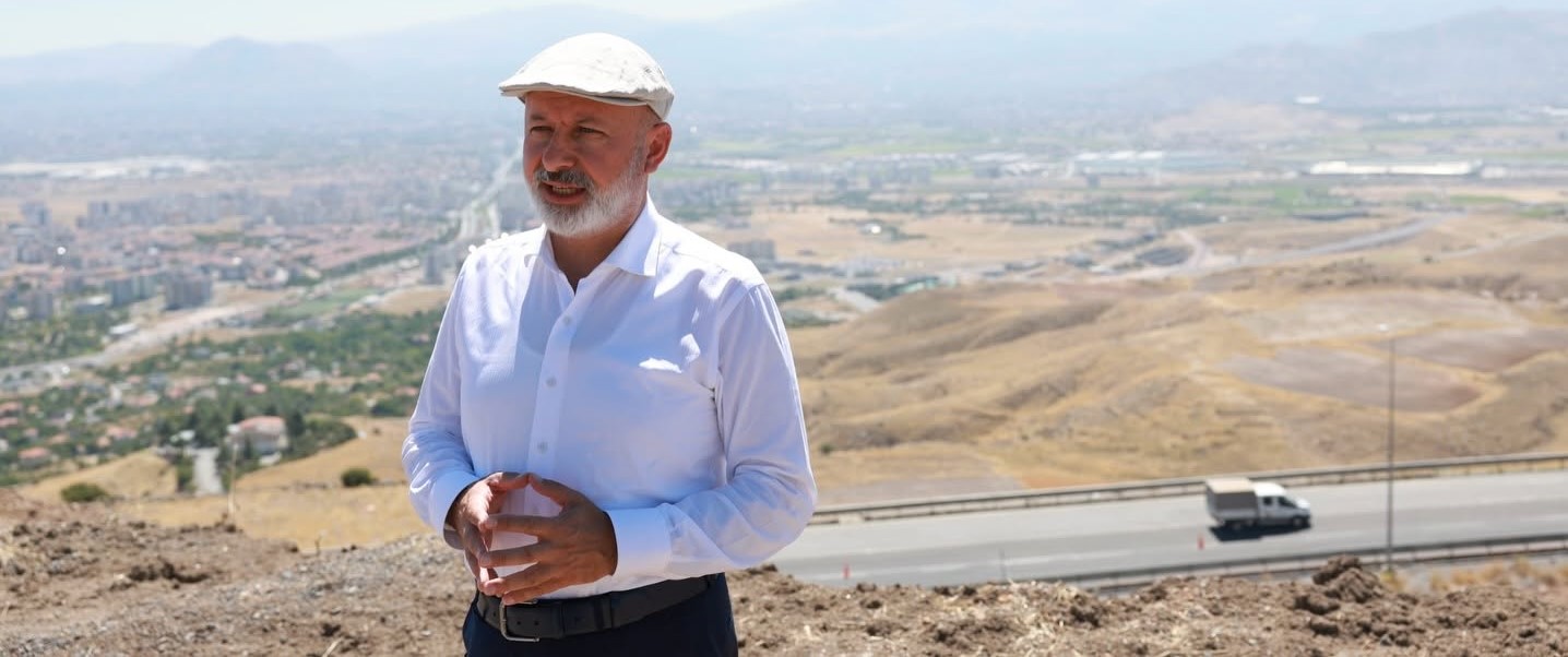 ERKİLET SEYİR TERASI, ERCİYES MANZARASI VE ŞANLI TÜRK BAYRAĞIYLA KAYSERİ’NİN YENİ SİMGESİ OLACAK
