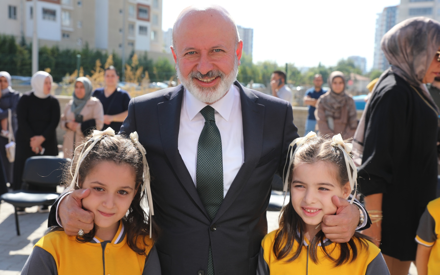 BAŞKAN ÇOLAKBAYRAKDAR, İLK DERS ZİLİNDE ÇOCUKLARIN HEYECANINA ORTAK OLDU