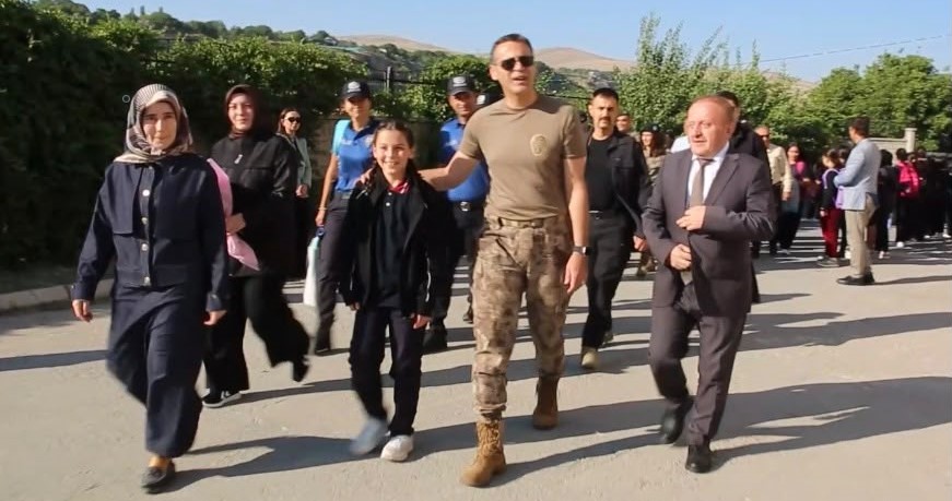 EMNİYET MÜDÜRÜ AYDIN, ŞEHİT KIZINI İLK DERS GÜNÜNDE OKULUNA BIRAKTI