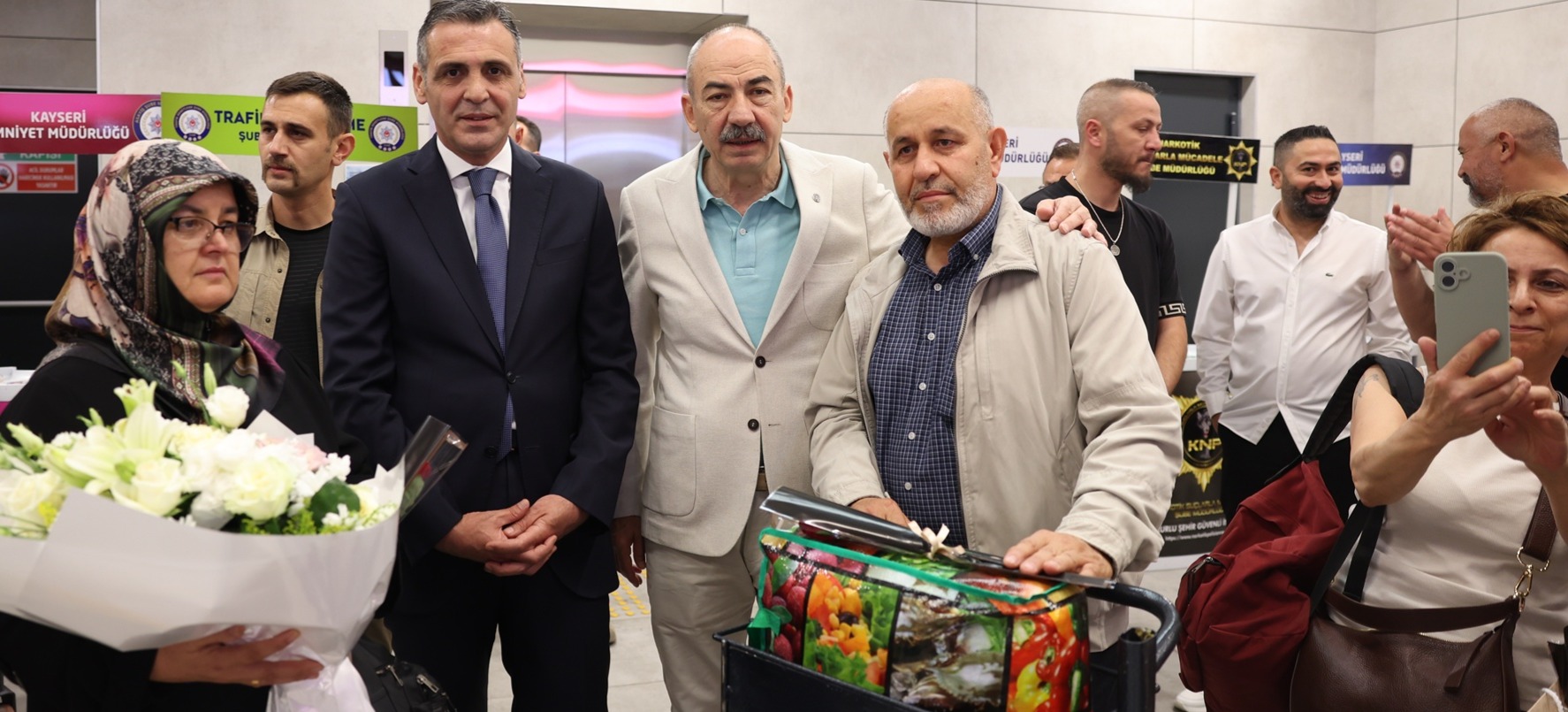 GURBETÇİLERE HAVAALANINDA COŞKULU KARŞILAMA TÖRENİ