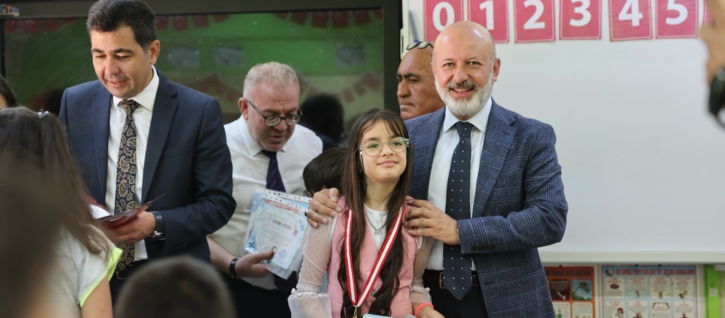 BAŞKAN ÇOLAKBAYRAKDAR, ÖĞRENCİLERİN KARNE SEVİNCİNE ORTAK OLDU