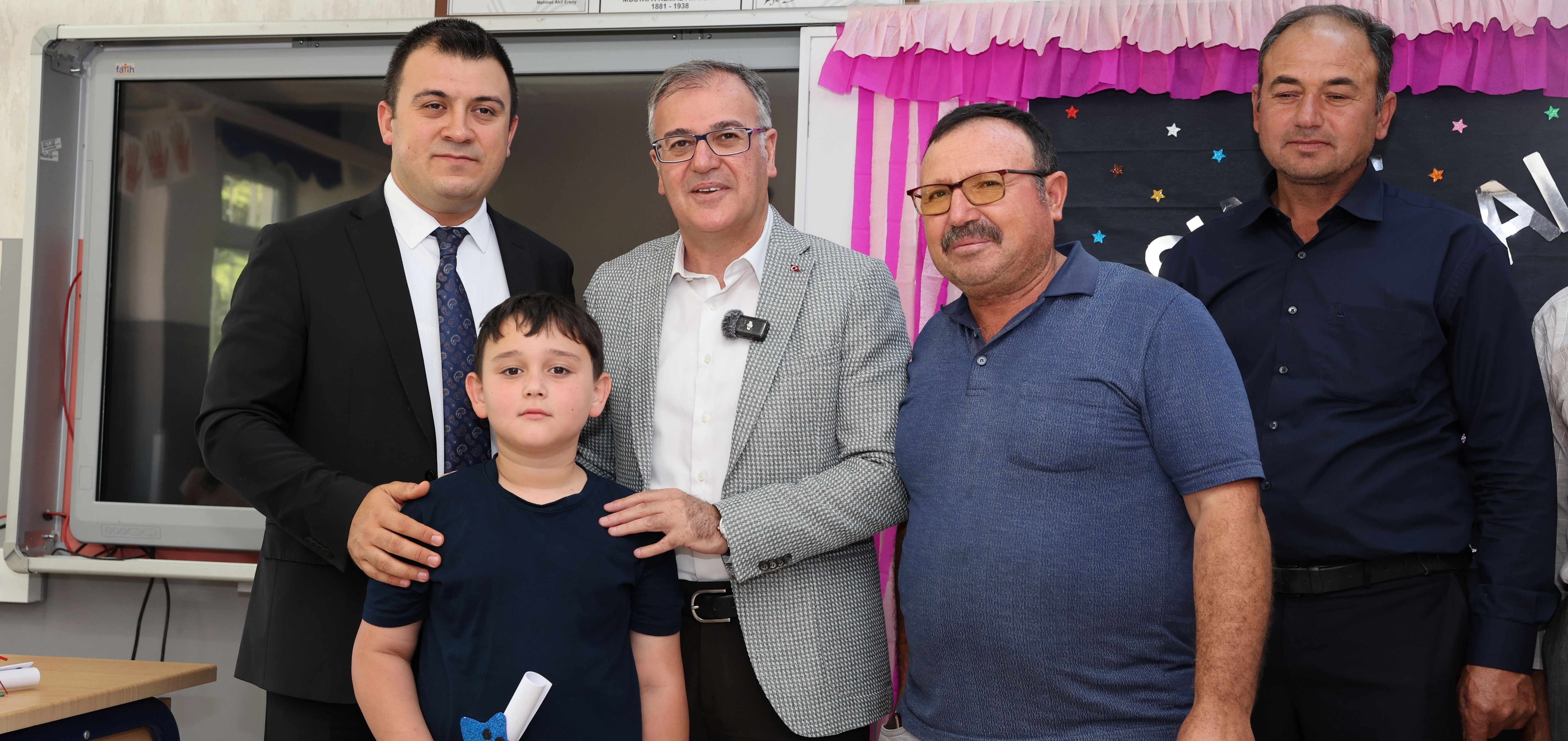 Başkan Özdoğan, öğrencilerin karne heyecanına ortak oldu