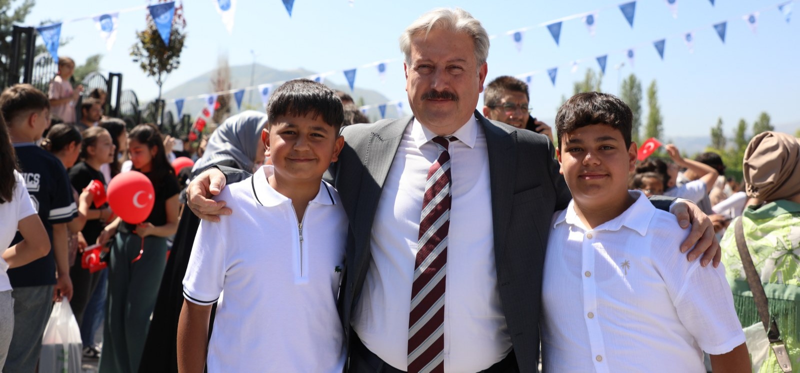 BAŞKAN PALANCIOĞLU, KARNE ALAN ÖĞRENCİLERİN HEYECANINA ORTAK OLDU