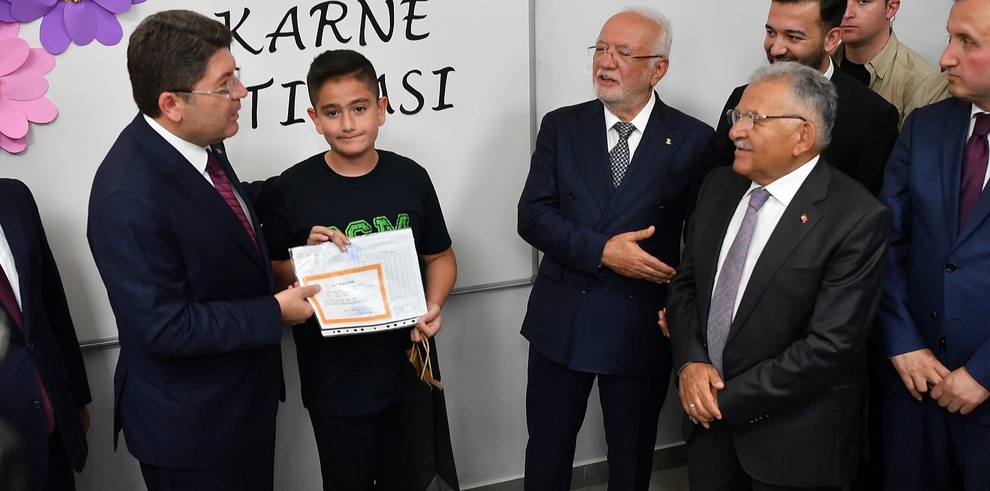 BAŞKAN BÜYÜKKILIÇ, BAKAN TUNÇ VE GENEL BAŞKAN VEKİLİ ELİTAŞ İLE ÇOCUKLARIN KARNE HEYECANINI PAYLAŞTI
