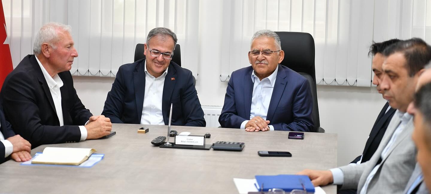 BAŞKAN BÜYÜKKILIÇ, İLÇE BELEDİYELERİ YATIRIM TOPLANTILARINA HACILAR İLE DEVAM ETTİ