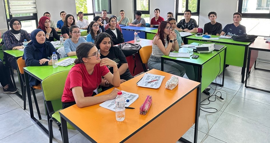 BÜYÜKŞEHİR'DEN GENÇLERE MATEMATİKTE YENİ UFUKLAR: KAYMEK MATEMATİK KAMPI BAŞLADI