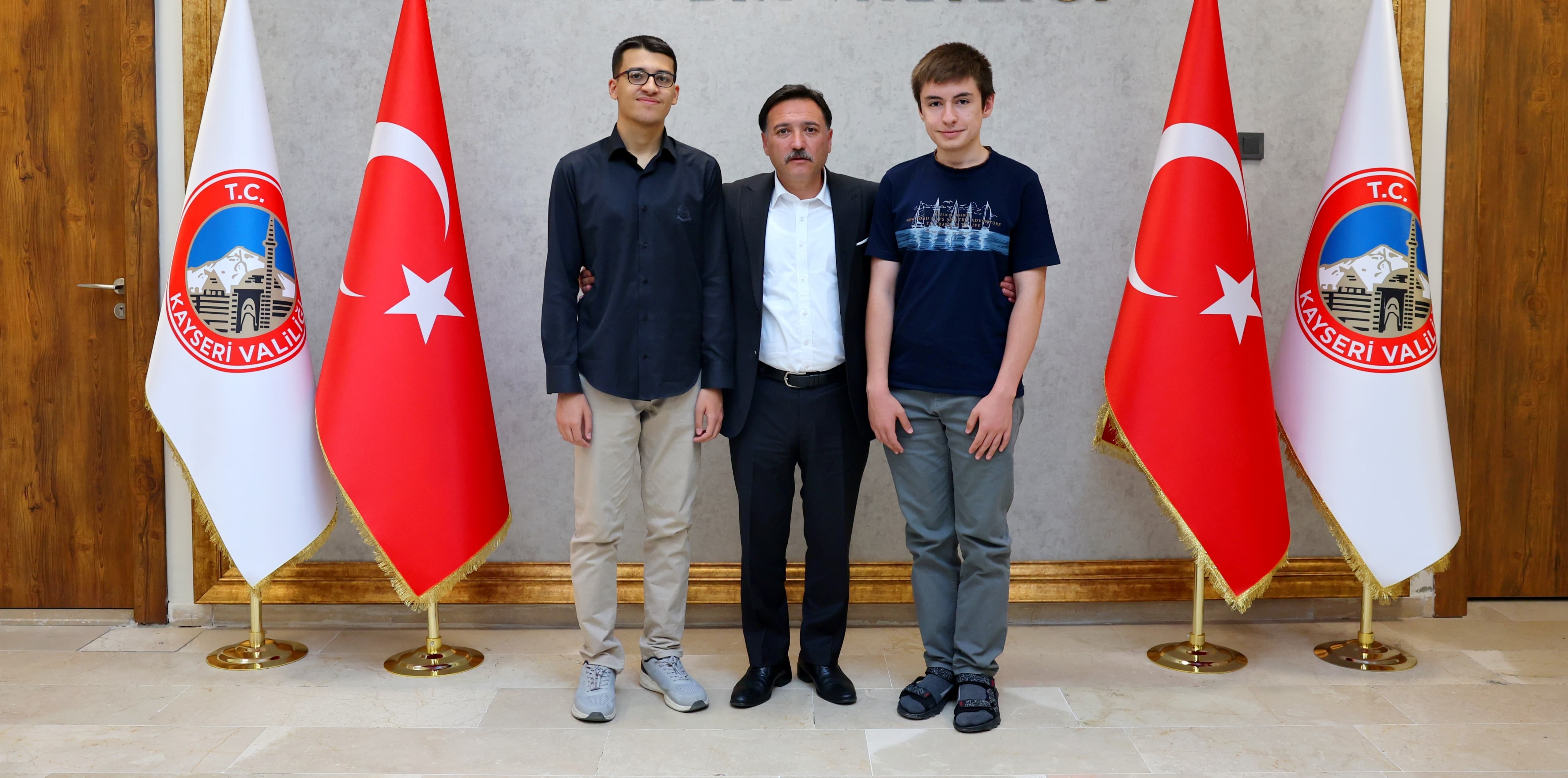 VALİ ÇİÇEK, YKS’DE DERECEYE GİREN ÖĞRENCİLERİ MAKAMINDA KABUL ETTİ.