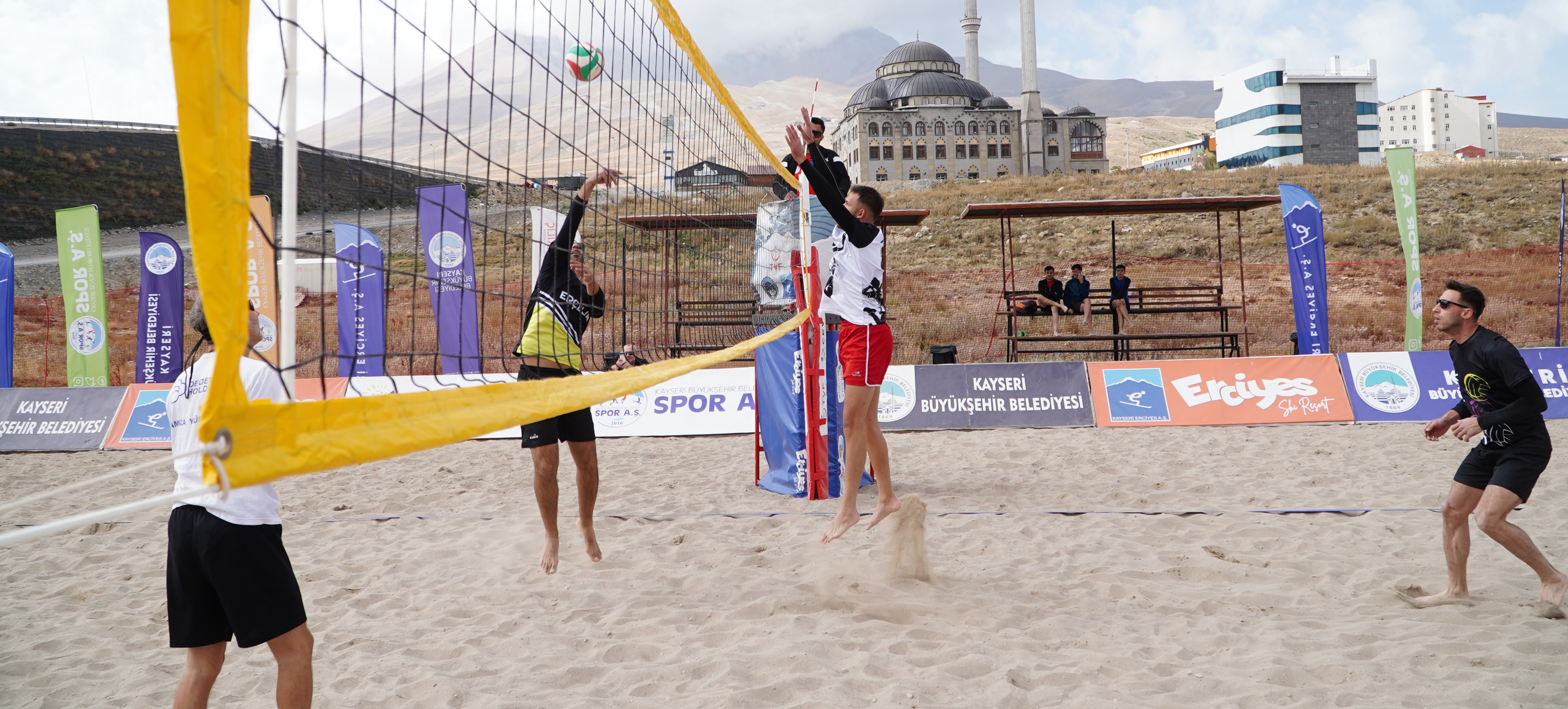 BÜYÜKŞEHİR ERCİYES A.Ş.’DEN ZİRVEDE “EN HAVALI VOLEYBOL TURNUVASI”