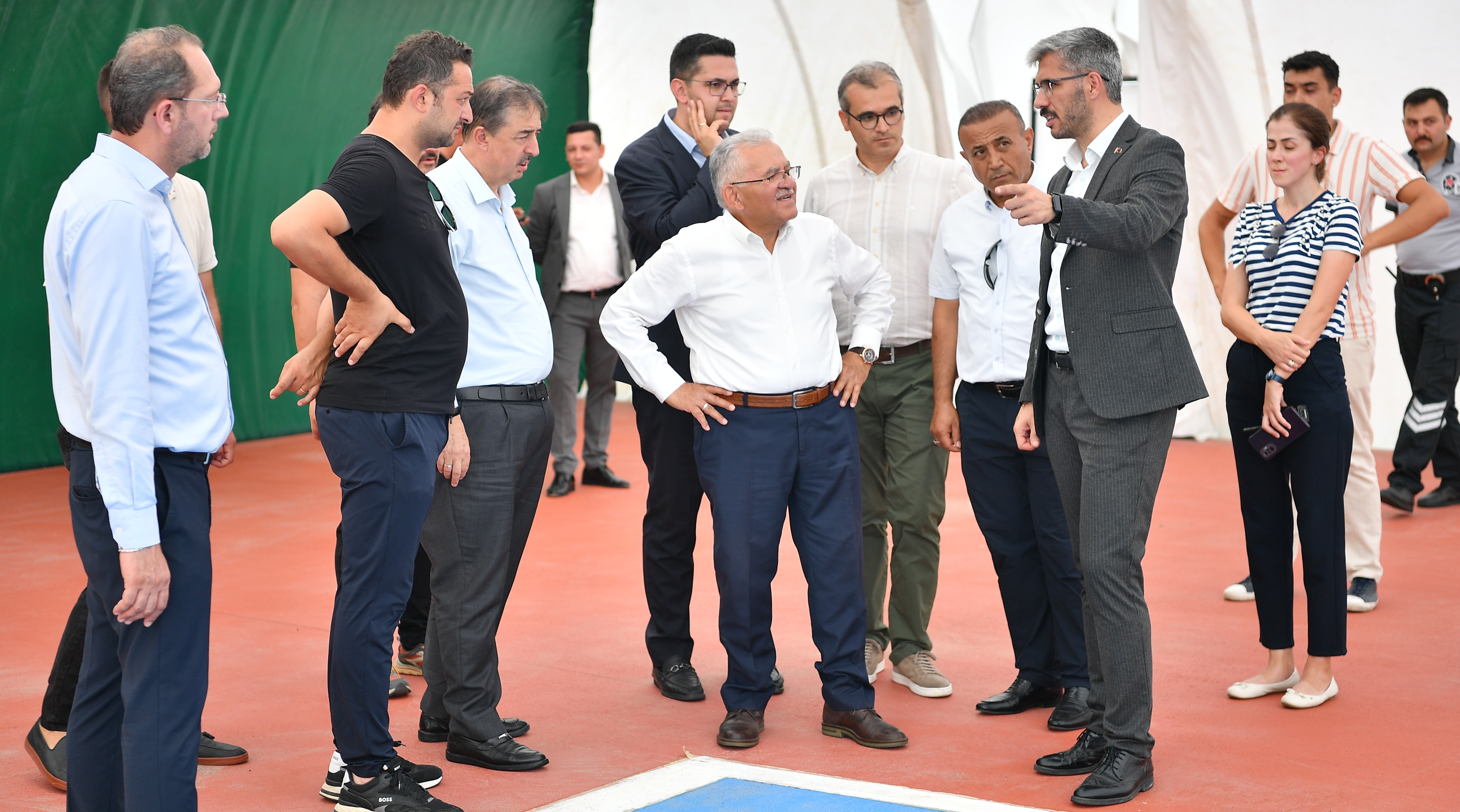 BAŞKAN BÜYÜKKILIÇ, ÜZERİ KAPATILAN TENİS KORTLARI ÇALIŞMALARINI İNCELEDİ