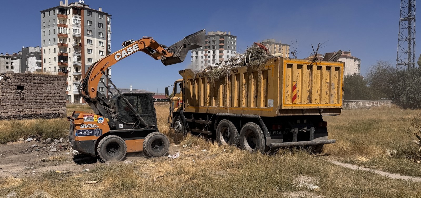 MELİKGAZİ BELEDİYESİ SANAYİ SİTELERİ VE ÇEVRESİNDE TEMİZLİK ÇALIŞMASI YAPTI