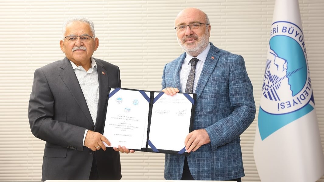 BAŞKAN BÜYÜKKILIÇ’TAN KAYSERİ ÜNİVERSİTESİ ÖĞRENCİLERİNE SANAT VE EĞİTİM DESTEĞİ