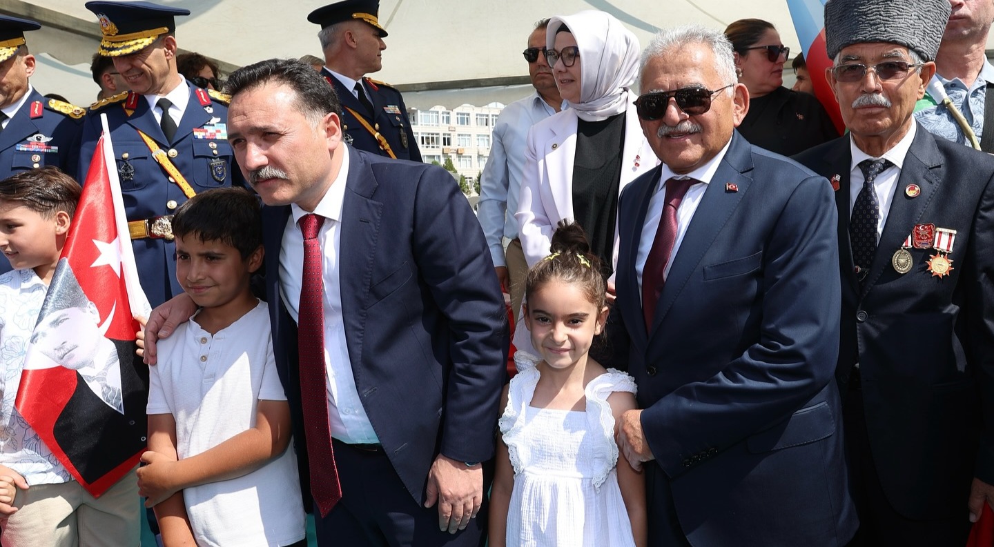 BAŞKAN BÜYÜKKILIÇ, ZAFER BAYRAMI’NIN 103’ÜNCÜ YILINI KAYSERİLİLERLE COŞKUYLA KUTLADI