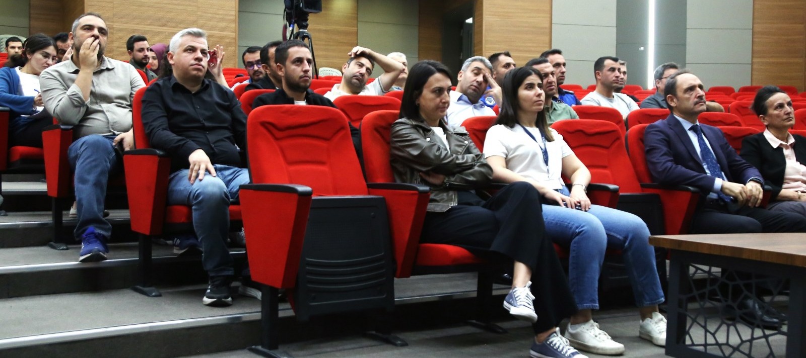 MELİKGAZİ'DE ÇALIŞMA HAYATINDA SIK GÖRÜLEN DURUŞ BOZUKLUKLARI VE OFİS EGZERSİZLERİ EĞİTİMİ VERİLDİ