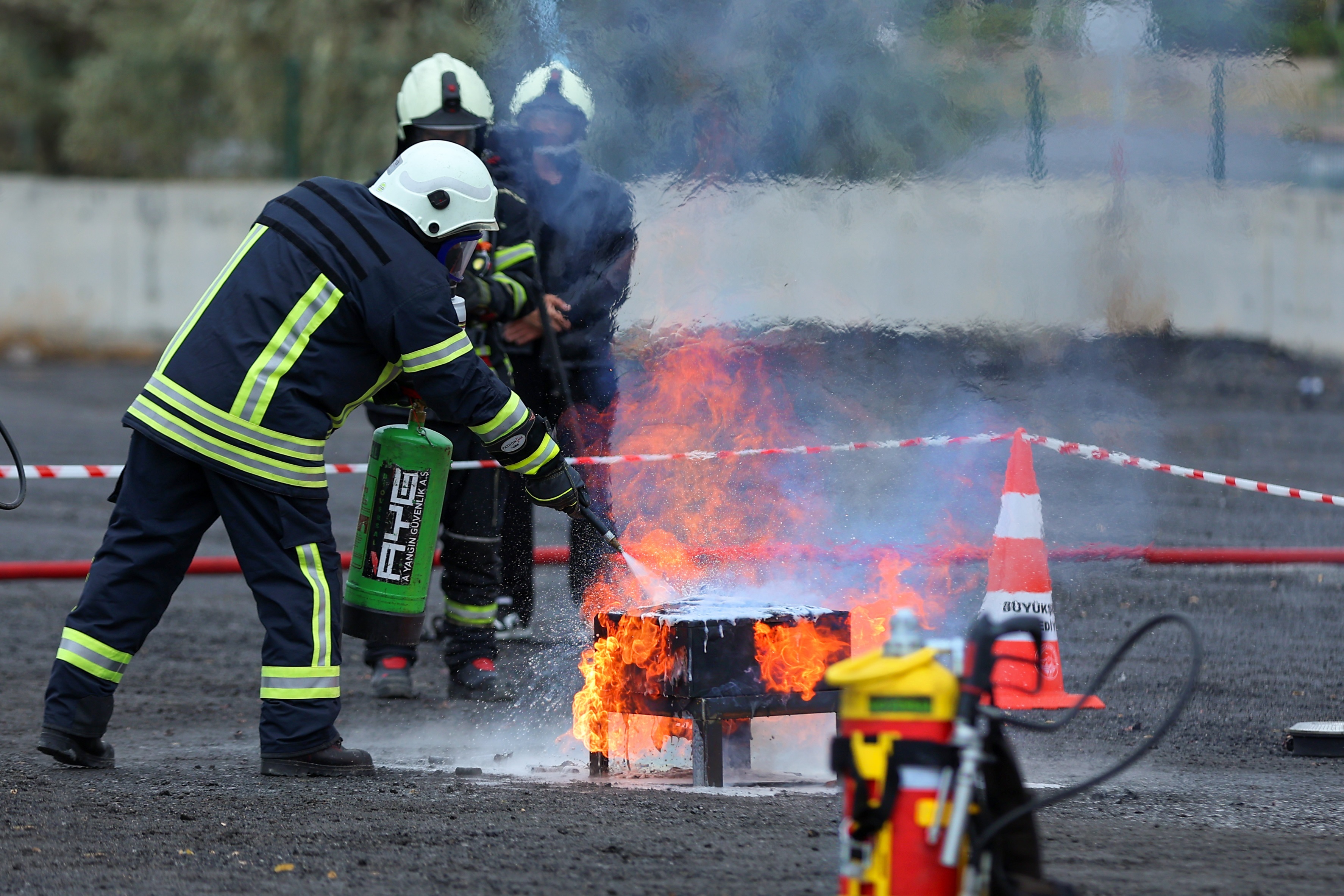 BÜYÜKŞEHİR’DEN LİTYUM İYON BATARYA YANGINLARI TATBİKATINA EV SAHİPLİĞİ