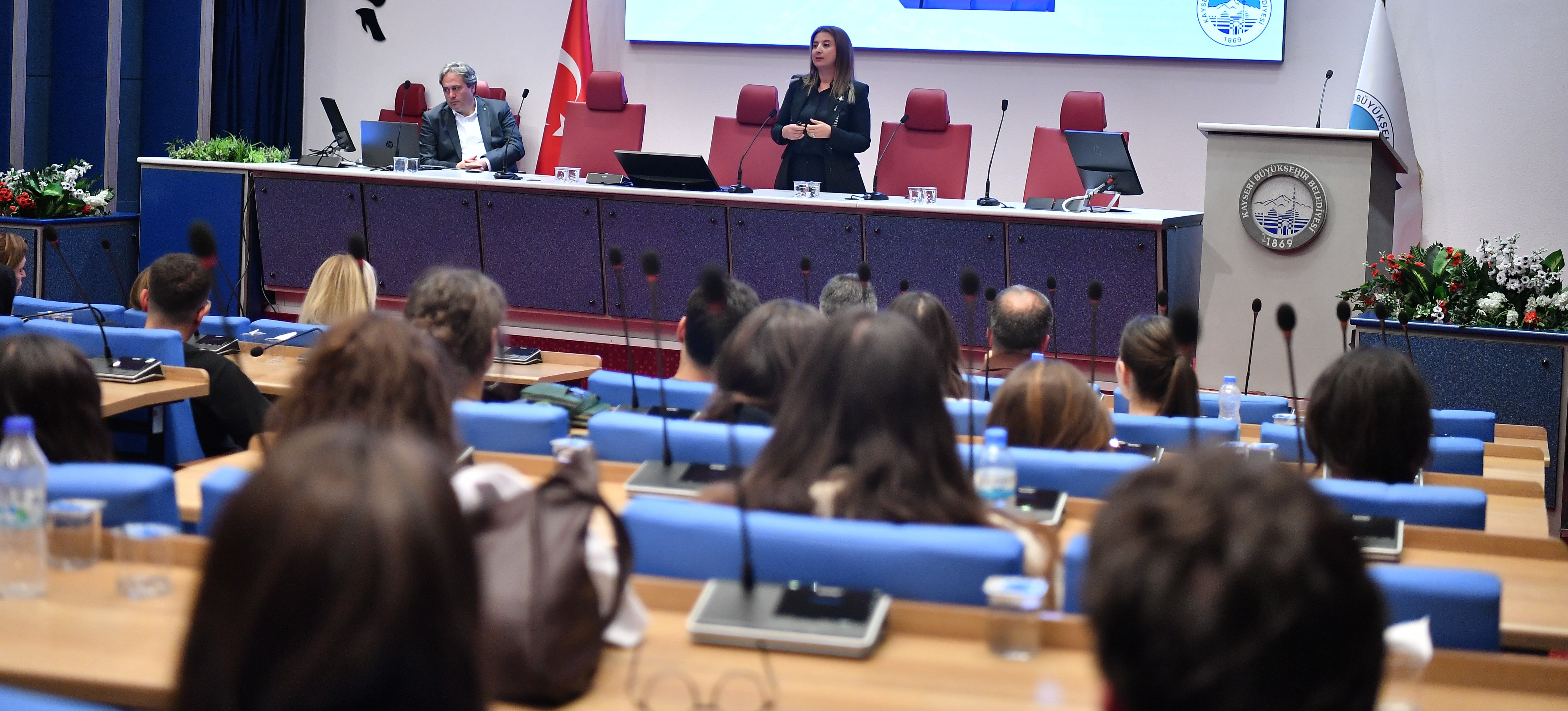 KAYSERİ BÜYÜKŞEHİR, TOBB ÜNİVERSİTESİ ÖĞRENCİLERİNE TARİHİ VE AFET RİSK AZALTMA PROJELERİNİ ANLATTI