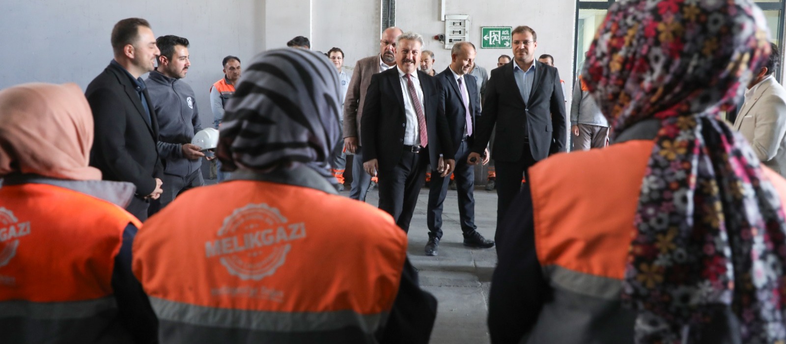 MELİKGAZİ BELEDİYESİ GERİ DÖNÜŞÜM TESİSİ’NDE GÜNLÜK YAKLAŞIK 25 TON ATIK EKONOMİYE KAZANDIRILIYOR