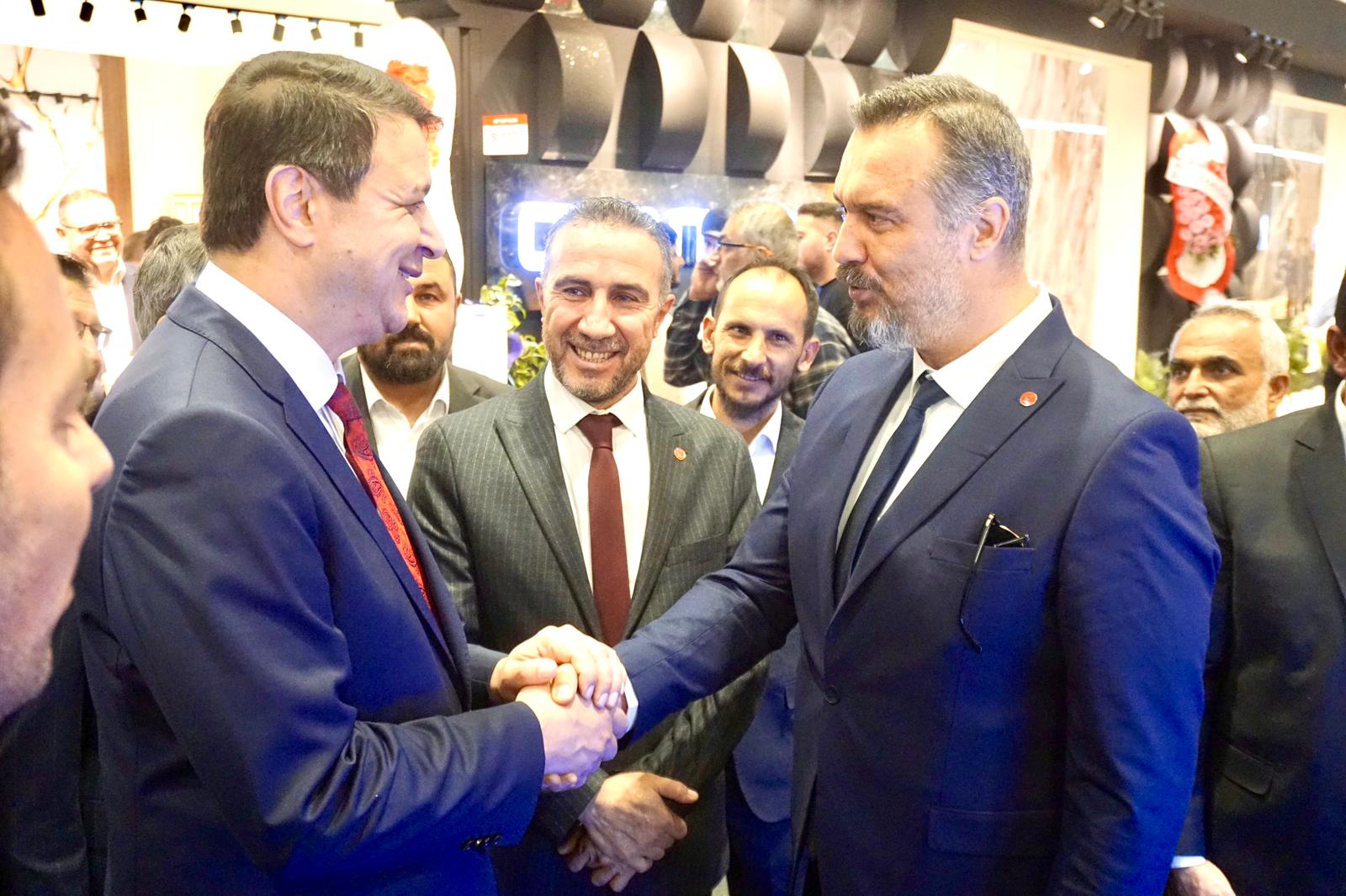 Geçtiğimiz haftalarda Demokrat Parti’den istifa eden Serdar Gökhan Çiçek, Saadet Partisi saflarına katıldı.