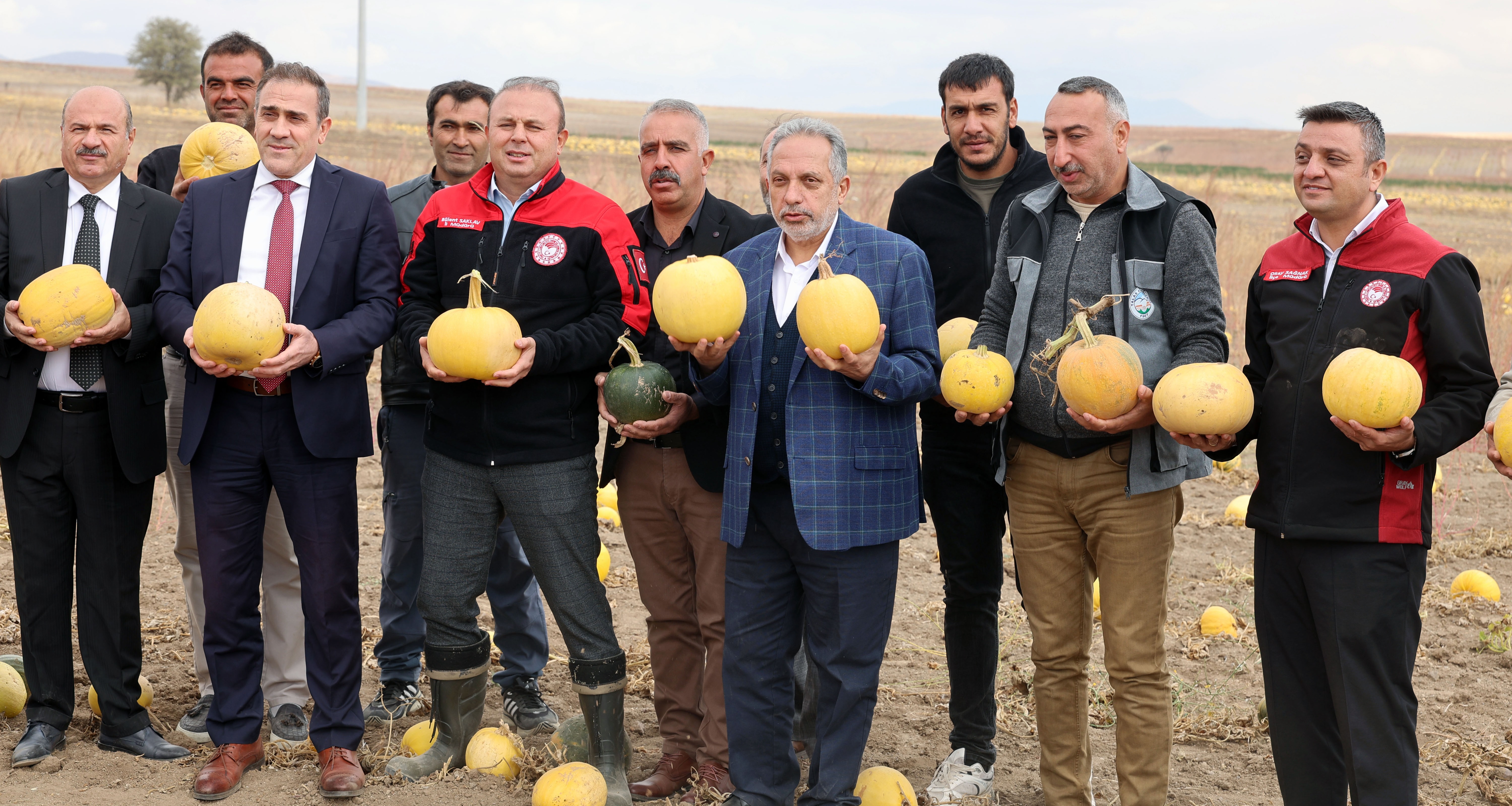 TÜRKİYE BİRİNCİSİ OLAN TALASLI ÇİFTÇİLERE BAŞKAN YALÇIN’DAN TEBRİK