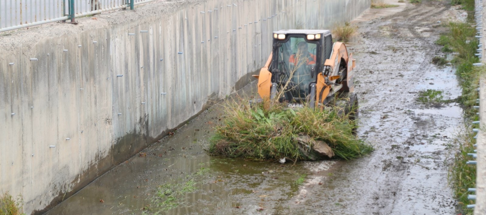 MELİKGAZİ BELEDİYESİ, SONBAHAR YAĞIŞLARI ÖNCESİ TAŞKIN SUYU KANALLARINI TEMİZLİYOR