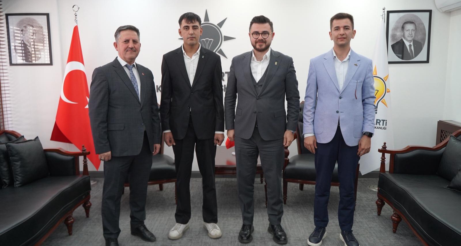 2 Meclis Üyesi ve Gençlik Kolları Başkanı AK Parti Ailesine Katıldı