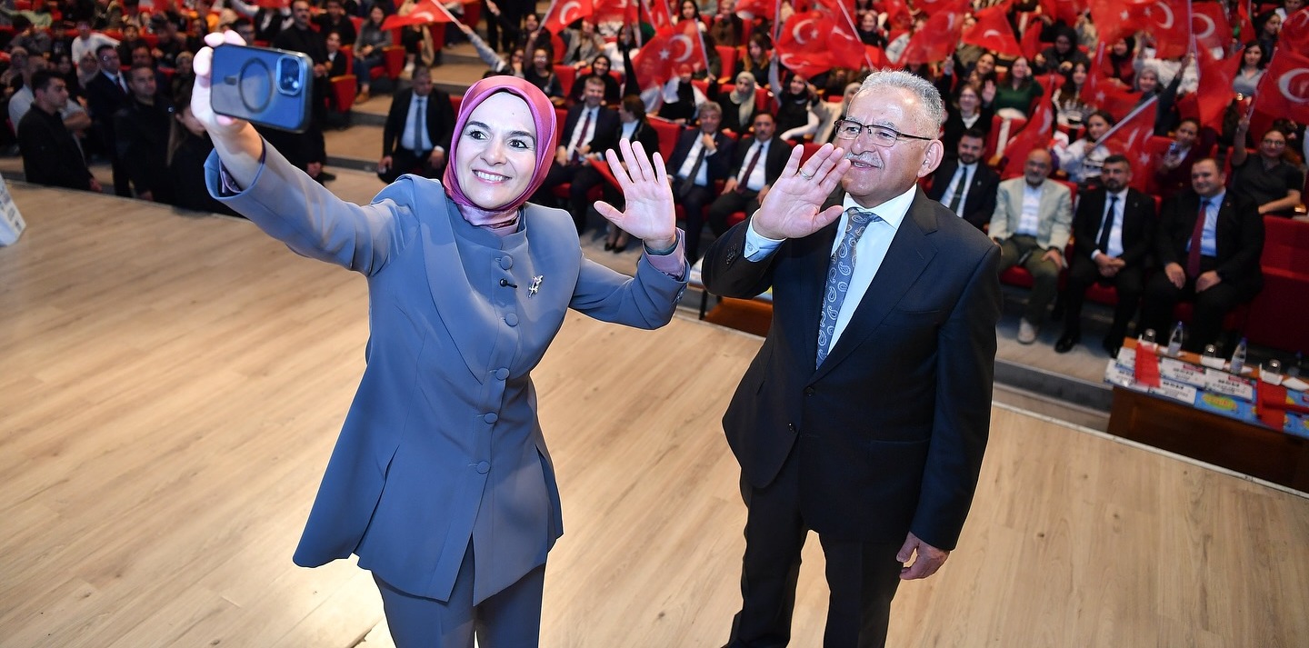 BAŞKAN BÜYÜKKILIÇ, BAKAN GÖKTAŞ İLE BİRLİKTE ÖĞRENCİLERE BİN 782 KAYNAK KİTAP SETİ DAĞITTI