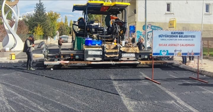 BÜYÜKŞEHİR’DEN PINARBAŞI İLÇE MERKEZİNDE GECE MESAİSİ