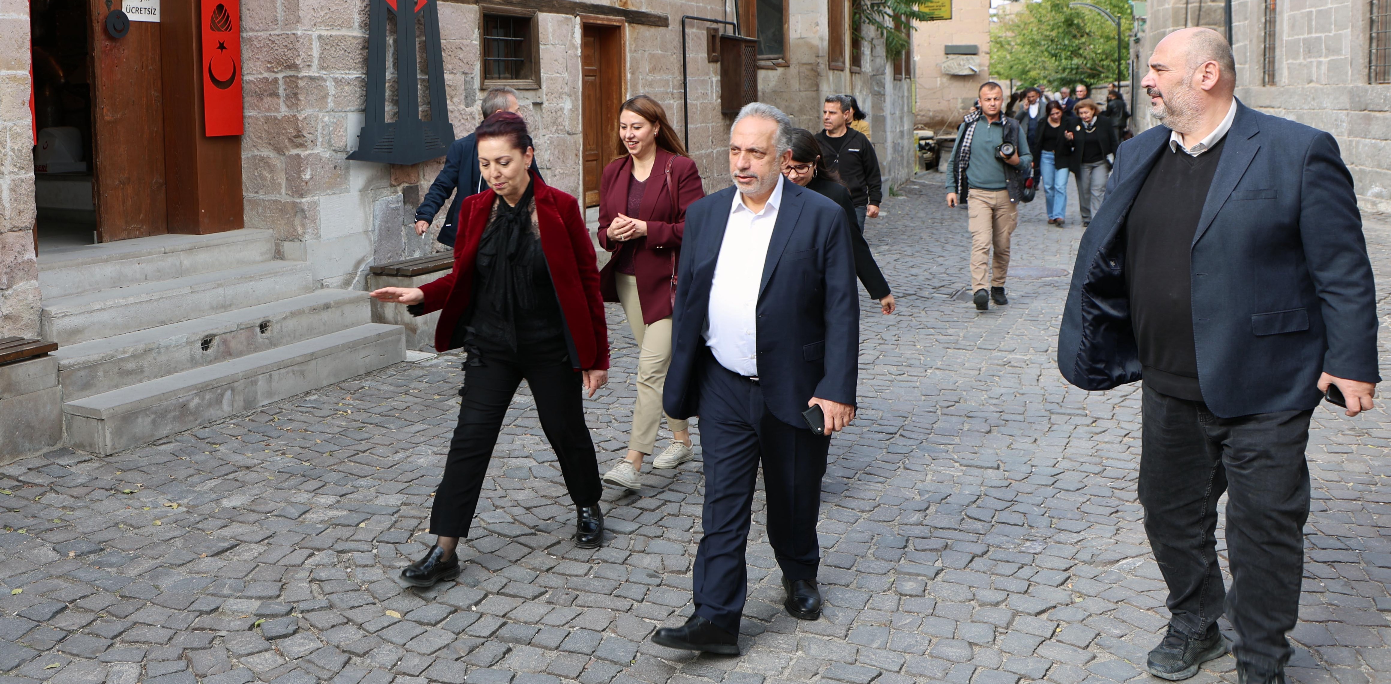 “SANATLA TOPLUMU BULUŞTURAN ÇOK BÜYÜK BİR HİZMET”