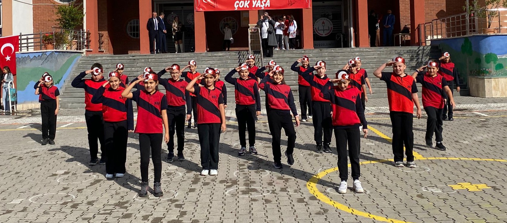 MİNİK ÖĞRENCİLERİN CUMHURİYET COŞKUSU