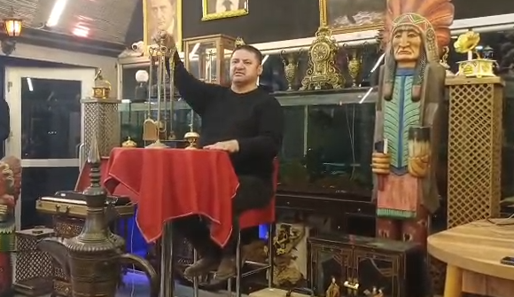 Klasik eşyalar, antikalar Vitamin Cafe’de alıcılarını buldu.