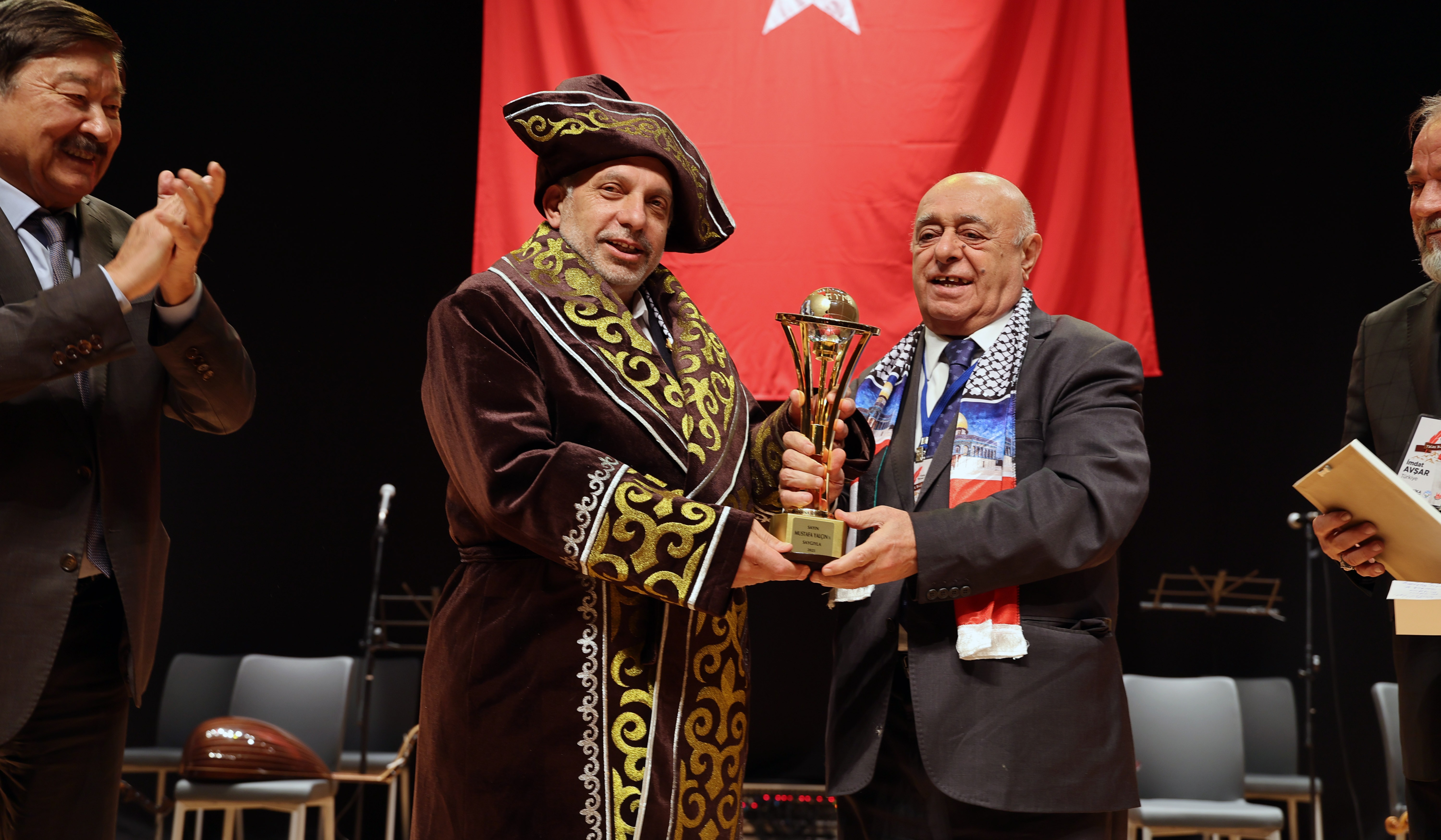 BAŞKAN YALÇIN'A “TÜRK DÜNYASI ÜSTÜN HİZMET ÖDÜLÜ”