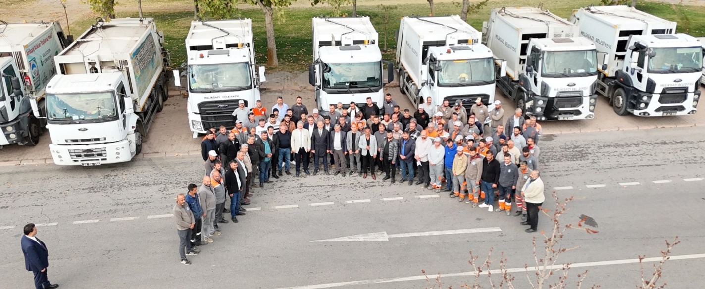 MELİKGAZİ’NİN TEMİZLİK ORDUSU MAHALLELERİ PIRIL PIRIL YAPIYOR