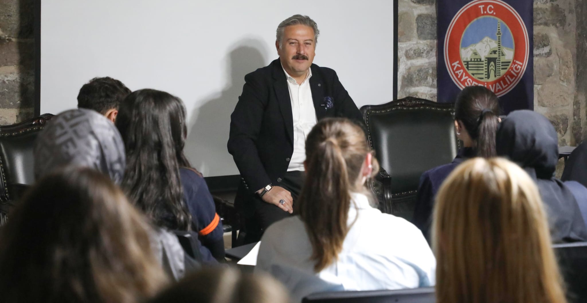 BAŞKAN PALANCIOĞLU, MEKTEP MELİKGAZİ ÖĞRENCİLERİ İLE BİR ARAYA GELDİ