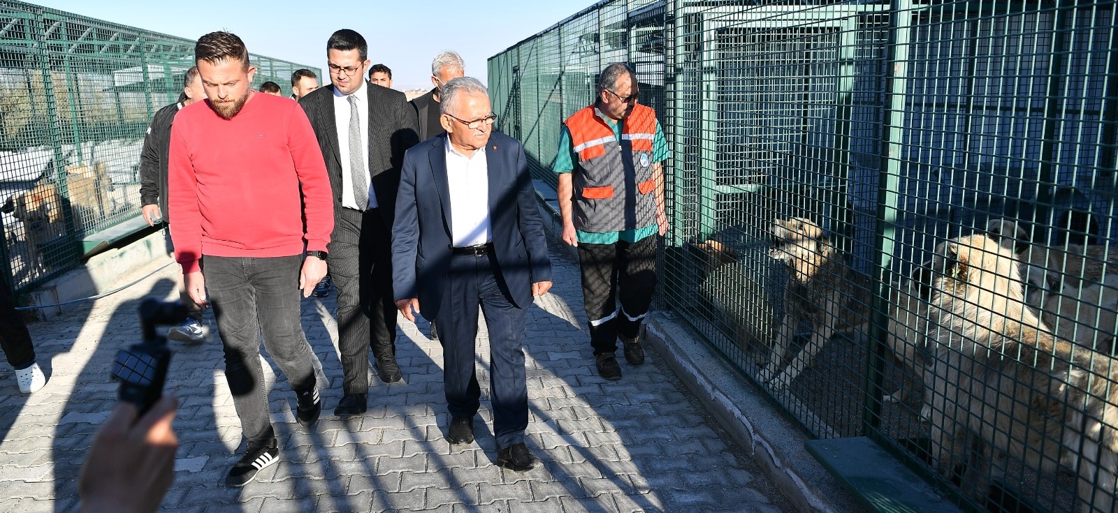 BAŞKAN BÜYÜKKILIÇ, SAHİPSİZ HAYVAN BAKIM VE REHABİLİTASYON MERKEZİ’Nİ ZİYARET ETTİ