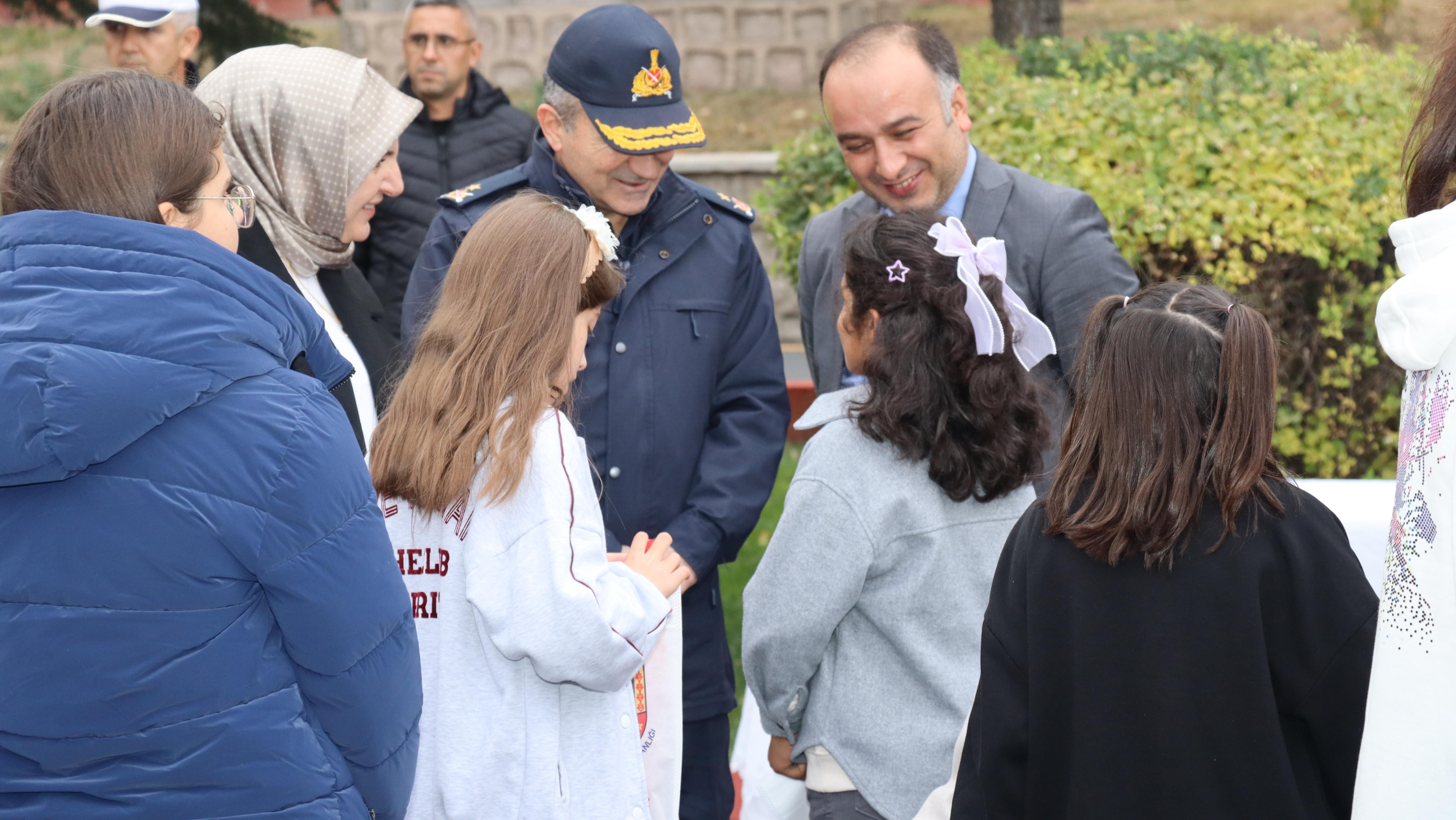 ÇOCUK EVLERİ SİTESİNDE KALAN ÇOCUKLARDAN JANDARMA’YA ANLAMLI ZİYARET
