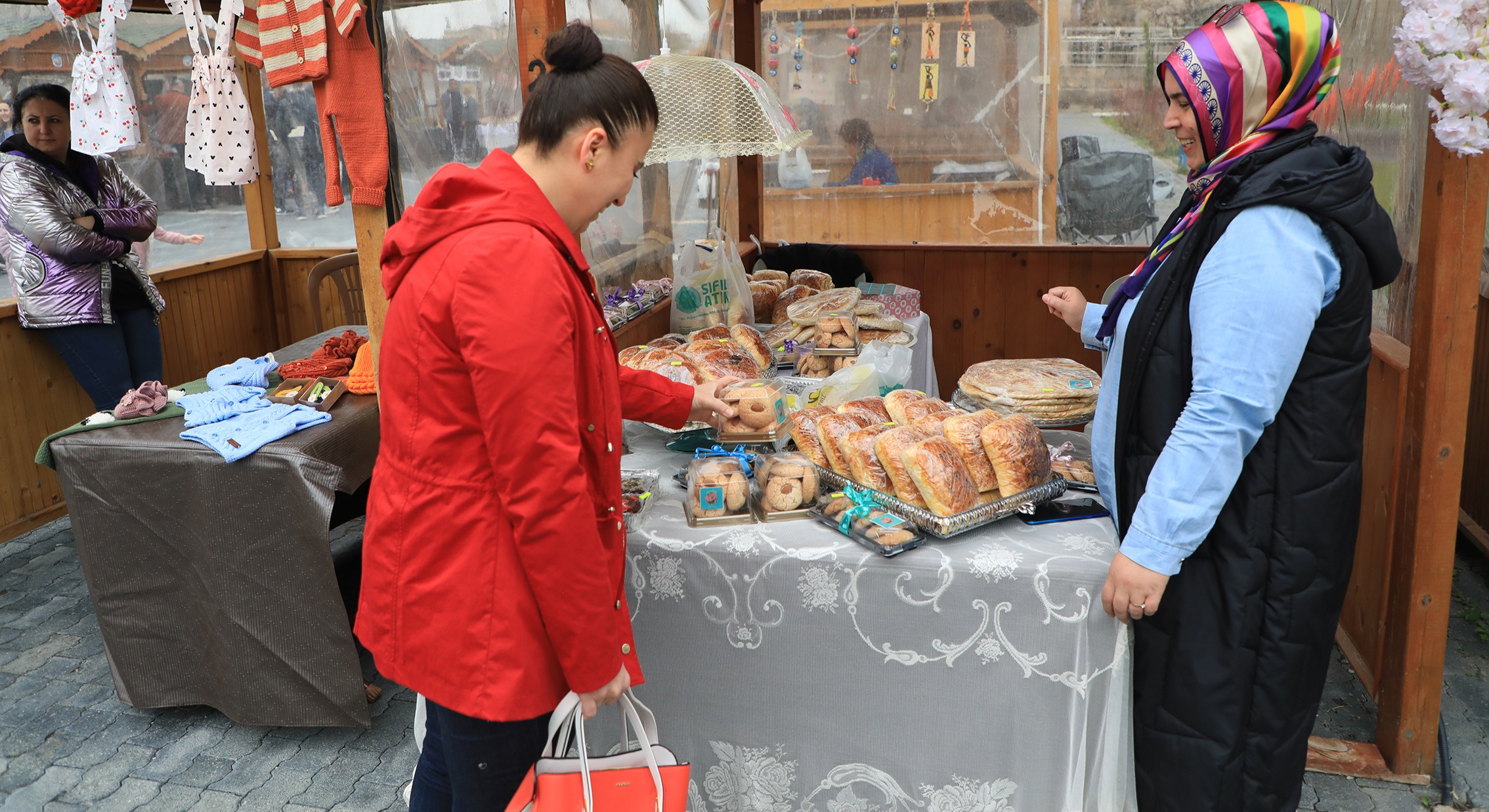 MAHARETLİ ELLER PAZARI KASIMDA YİNE DOLUP TAŞTI