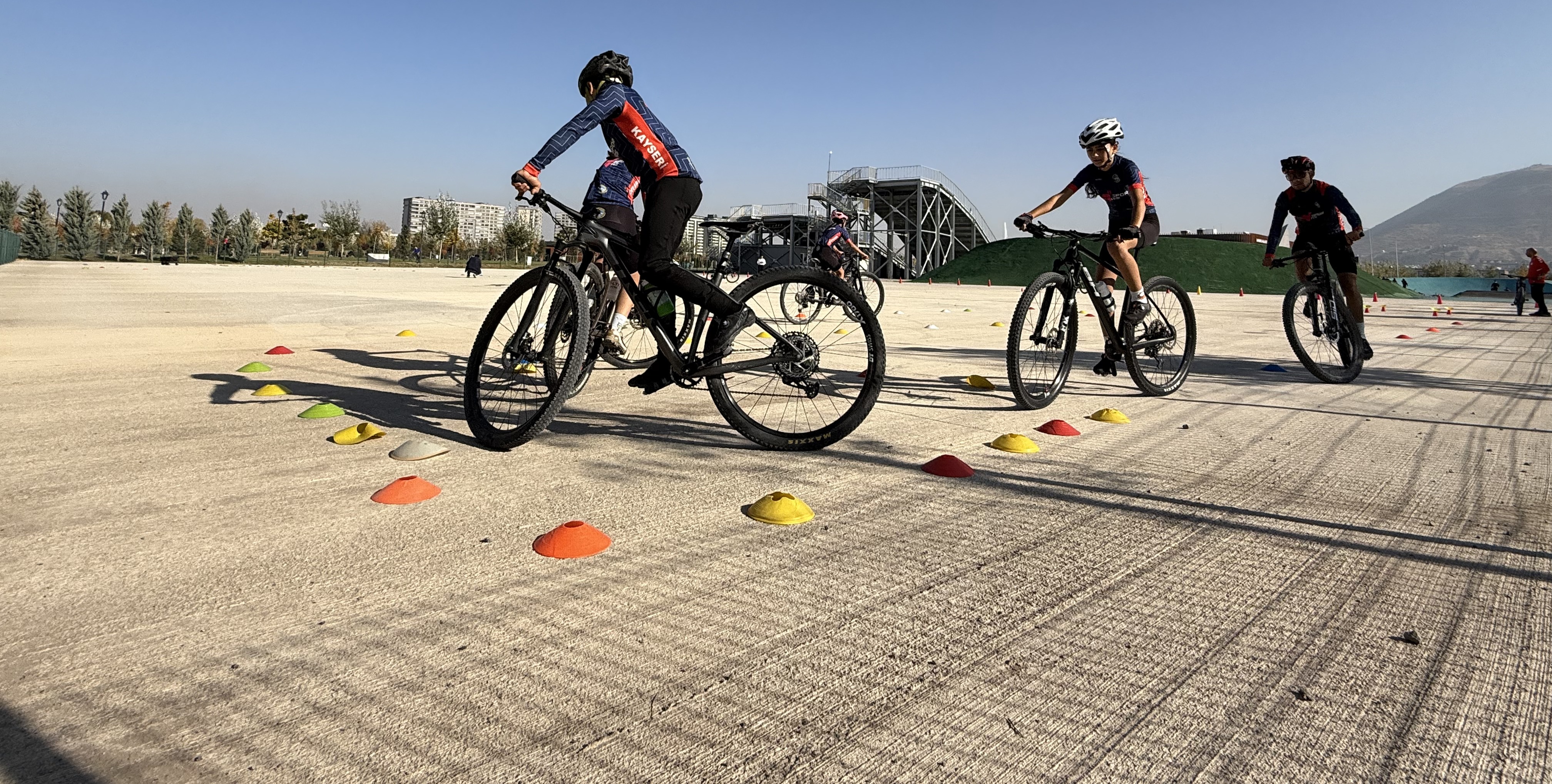 BÜYÜKŞEHİR’DEN YENİ ADRENALİN MERKEZİ: İÇ ANADOLU’DA TEK OLAN PARKURDA BMX SPOR OKULU