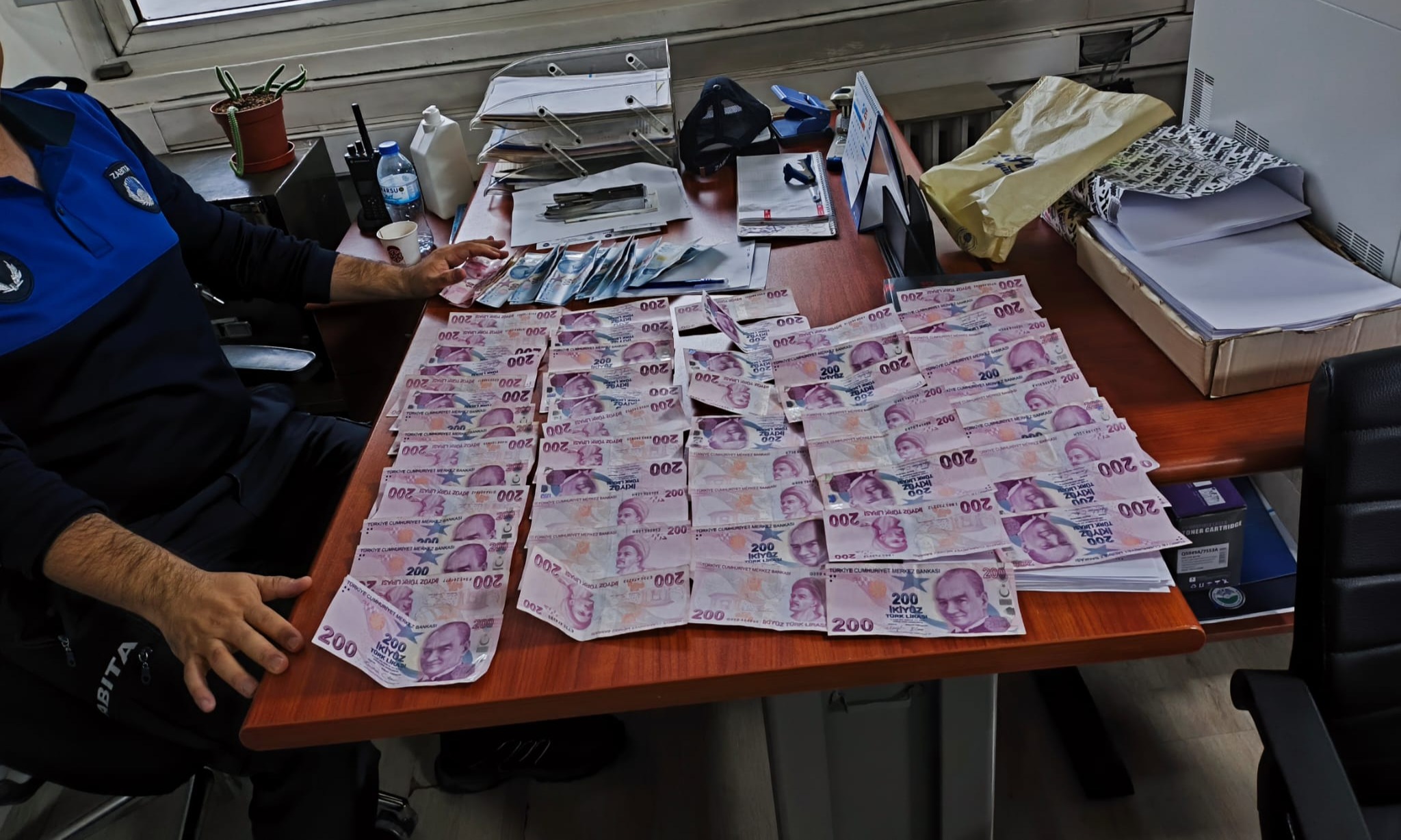 BÜYÜKŞEHİR ZABITA’DAN DİLENCİLERE GEÇİT YOK: 12 BİN 200 TL ELE GEÇİRİLDİ