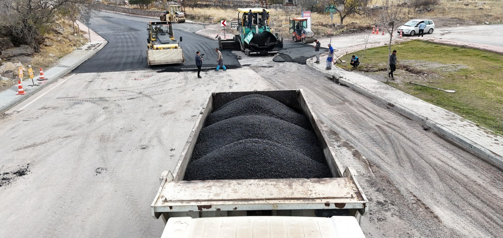 MELİKGAZİ BELEDİYESİ, DAHA ULAŞILABİLİR BİR İLÇE İÇİN YENİ YOLLAR YAPMAYA DEVAM EDİYOR