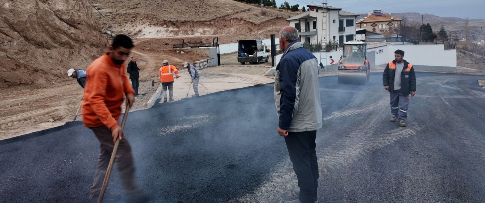 BÜYÜKŞEHİR’DEN ÖZVATAN KÜPELİ MAHALLESİ’NDE 5 BİN 300 TON SICAK ASFALT İLE KONFORLU ULAŞIM