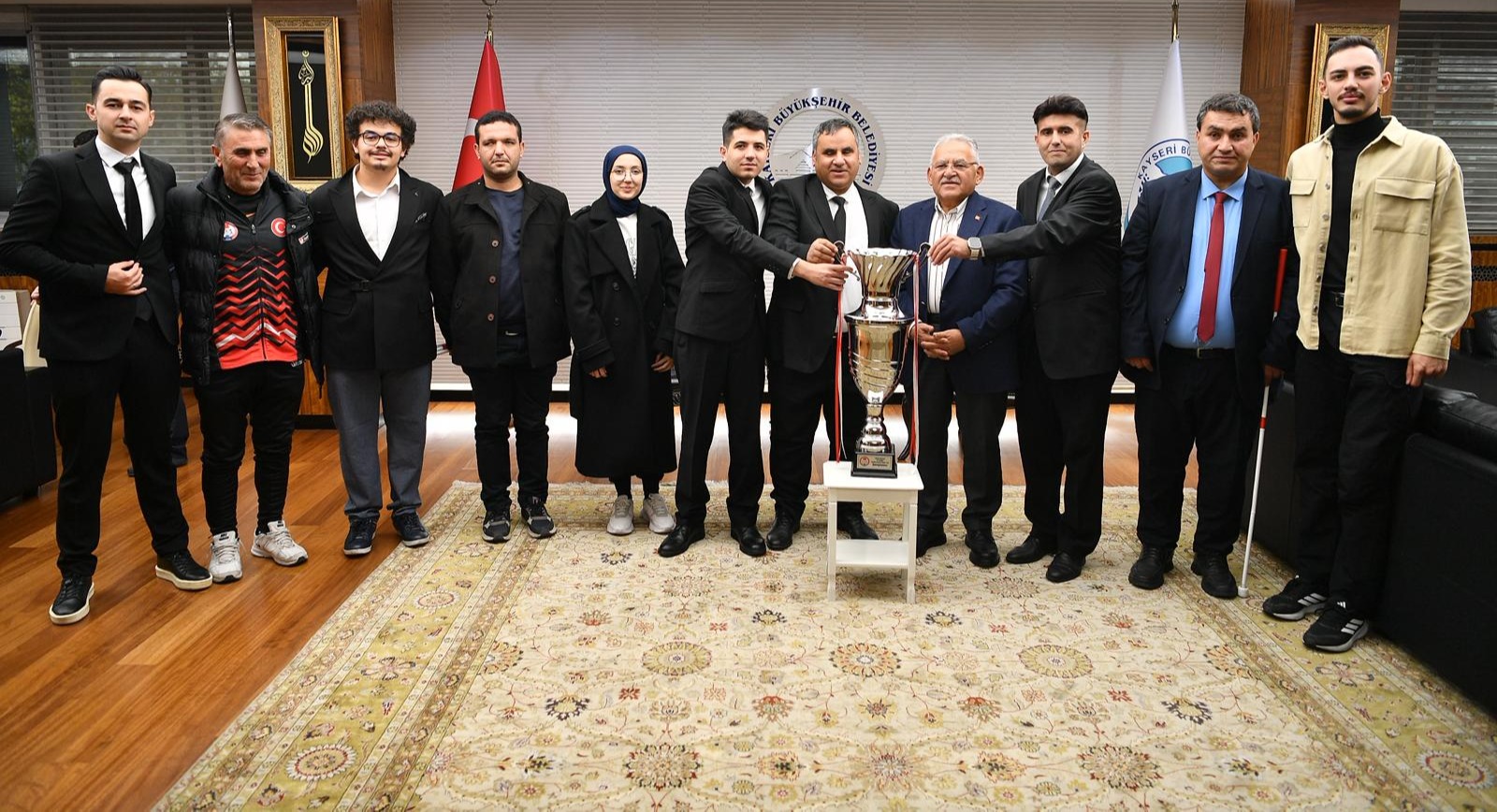 BAŞKAN BÜYÜKKILIÇ’A SESİ GÖRENLER 1. LİGİ’NDE KAZANILAN ŞAMPİYONLUK KUPASI TAKDİM EDİLDİ