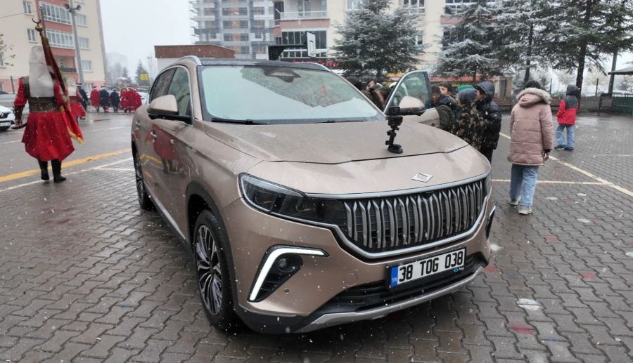 BAŞKAN BÜYÜKKILIÇ’IN TOGG’U, YERLİ MALI HAFTASI’NDA ÖĞRENCİLERLE BULUŞTU