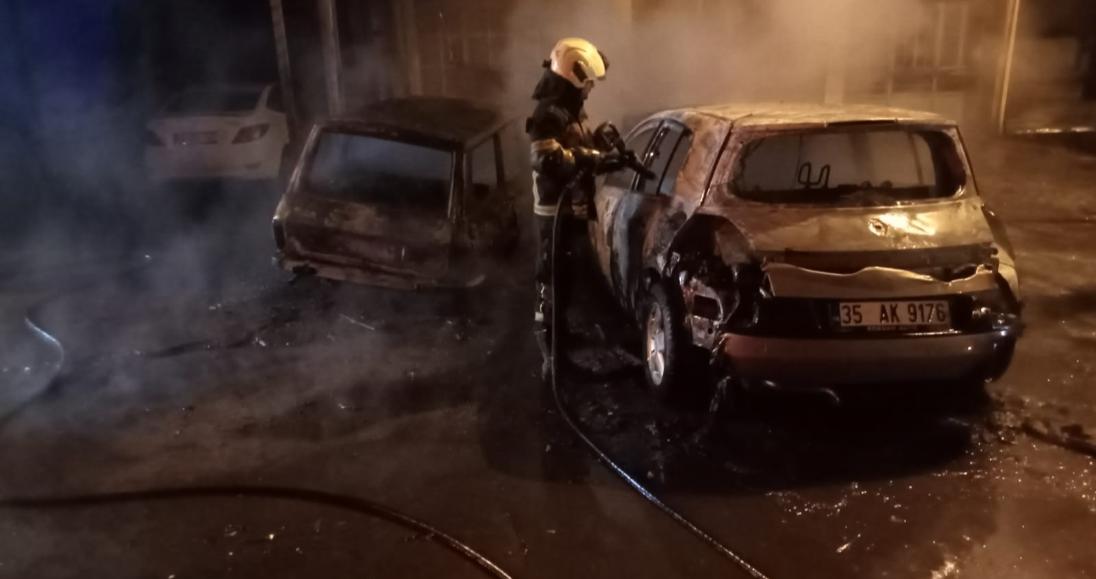 Oto tamircisinde çıkan yangında, 3 araç kullanılamaz hale geldi