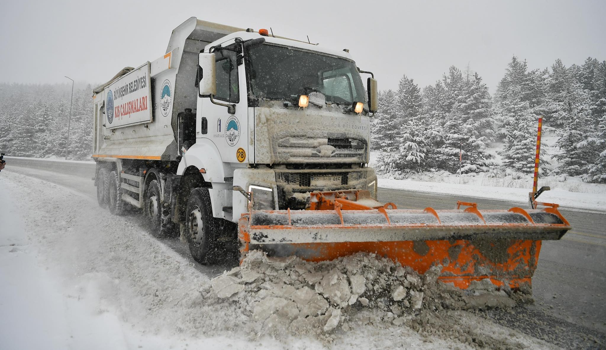BÜYÜKŞEHİR’İN KARLA MÜCADELE EKİPLERİ TAM KADRO SAHADA