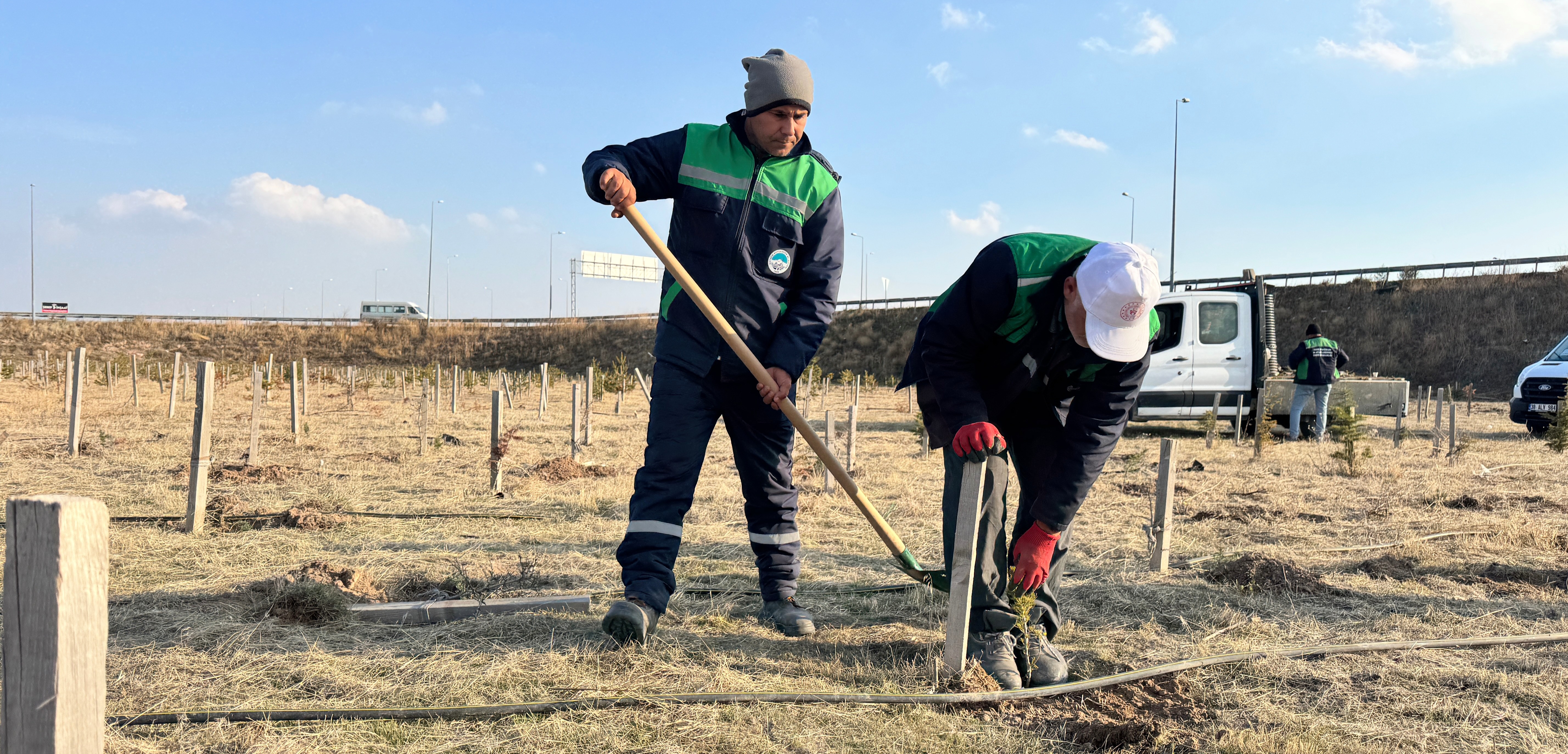 BÜYÜKŞEHİR’DEN KENTİN YEŞİL ALAN VARLIĞINA DESTEK: 3 BİN 200 FİDAN TOPRAKLA BULUŞTU