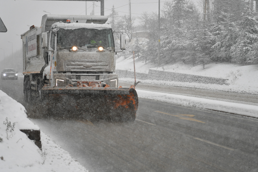 KAYSERİ BÜYÜKŞEHİR’DEN KIŞ MESAİSİ: 421 PERSONEL, 156 ARAÇLA 7/24 SAHADA