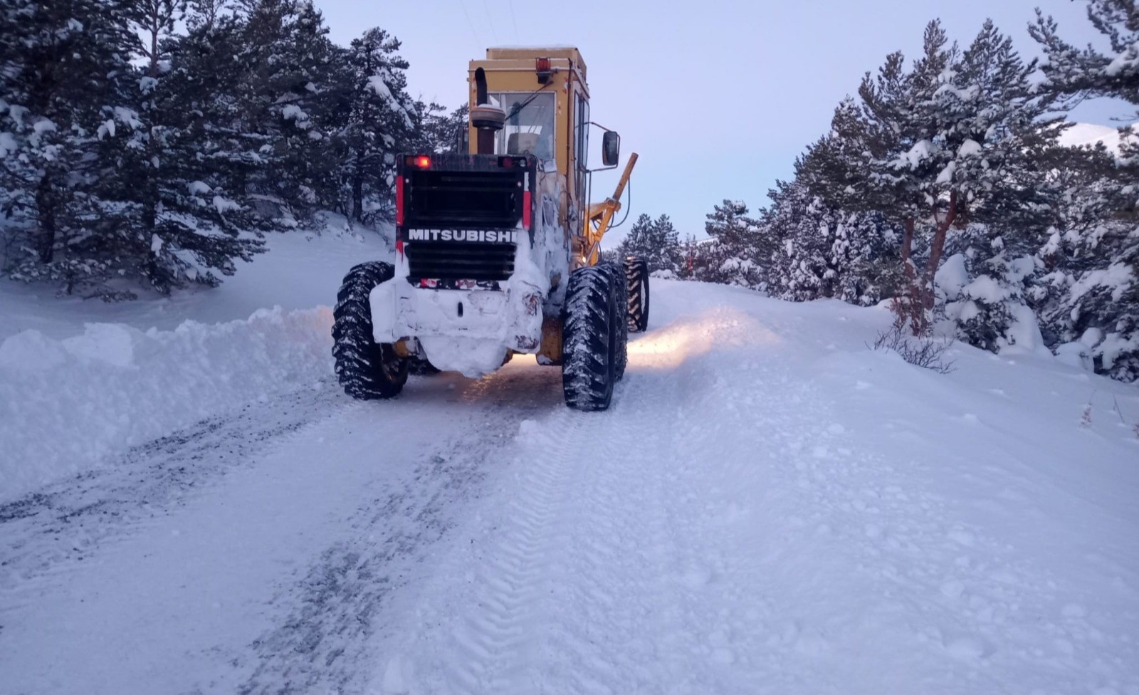 BÜYÜKŞEHİR KAR VE TİPİYE KARŞI SEFERBER: KIRSALDA 187 YOL AÇILDI, MERKEZDE GECE BOYU TUZLAMA