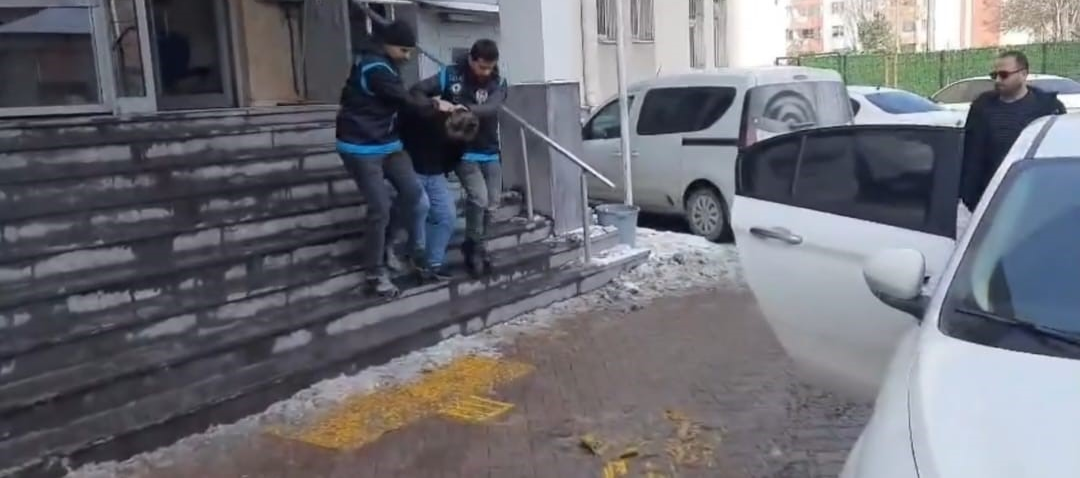 Tartıştığı arkadaşını bıçaklayarak öldüren şüpheli tutuklandı