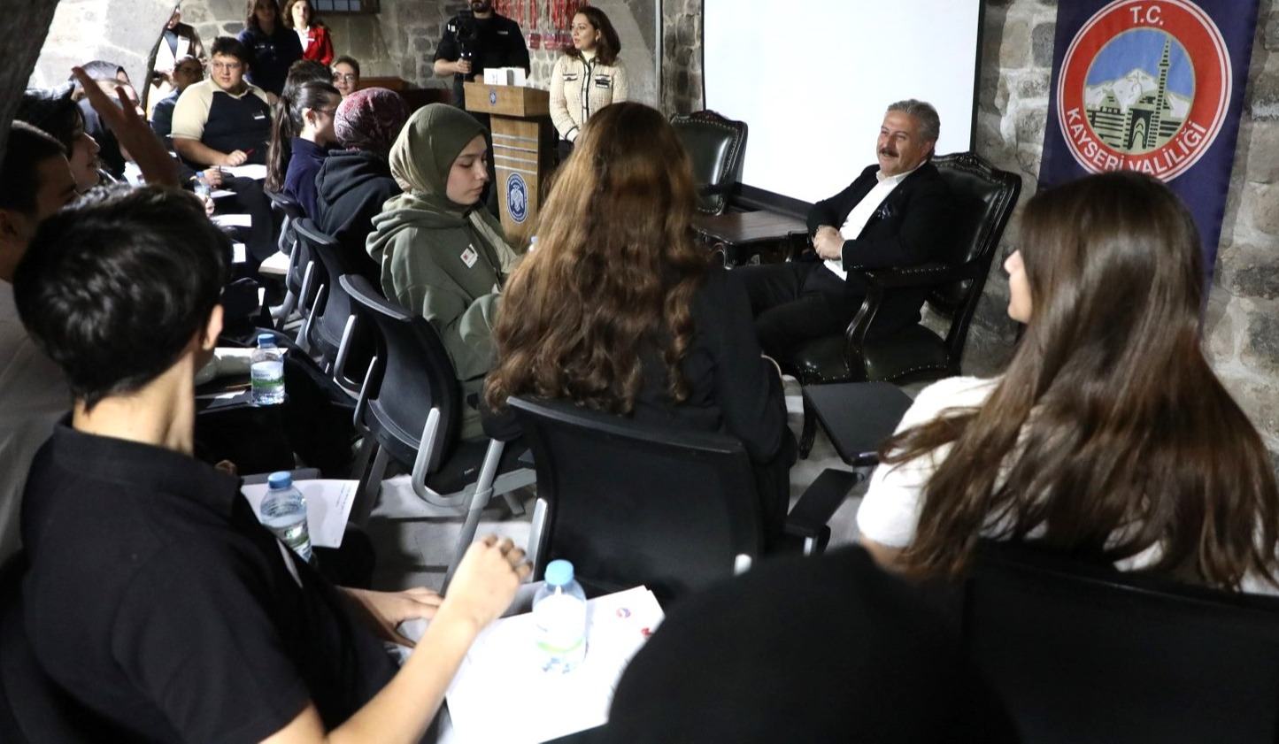 MEKTEP MELİKGAZİ'DE EĞİTİM ALAN GENÇLER TOPLUMA IŞIK OLACAKLAR