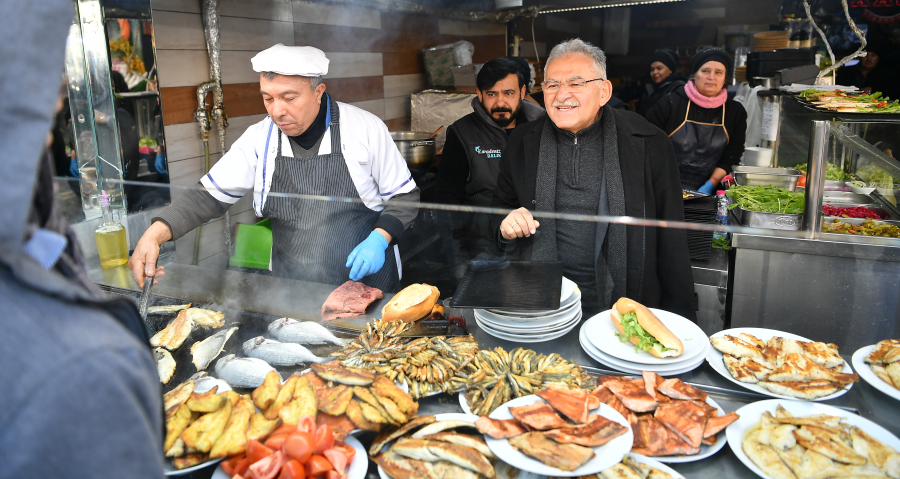 BAŞKAN BÜYÜKKILIÇ’TAN SİVAS CADDESİ’NDE ESNAF VE VATANDAŞLARLA ‘TATLI’ BULUŞMA