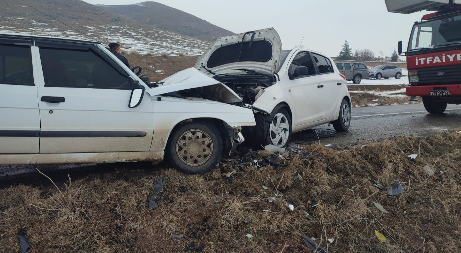 Öğretmenlerin içinde bulunduğu iki otomobil çarpıştı: 5 yaralı